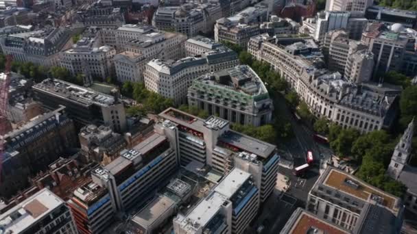뒷 쪽은 스트랜드 거리 주변의 건물 위를 날아 다닙니다. 틸 트업은 도시 경관의 모습을 보여준다. 현대적 이고 역사적 인 가옥들 이 혼합되어 있다. 런던, 영국 — 비디오