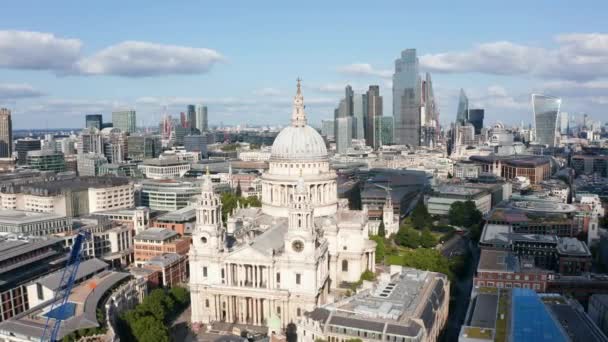 Αεροφωτογραφία του καθεδρικού ναού του Αγίου Παύλου, παλιό μπαρόκ θρησκευτικό κτίριο. Ομάδα από ψηλά σύγχρονα κτίρια γραφείων στο παρασκήνιο. Λονδίνο, Ηνωμένο Βασίλειο — Αρχείο Βίντεο