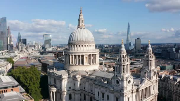 Ludgate Hill 'deki Saint Pauls Katedrali' nin etrafında uç. Arka planda parlak cam cepheli uzun modern binalar. Londra, İngiltere — Stok video