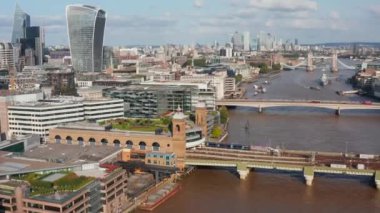 Bombardıman sokağı tren istasyonunun kamera görüntüleri. Tren rıhtımdaki platformlarda duruyor. Nehir kenarının havadan görünüşü. Londra, İngiltere