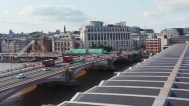 Thames nehri üzerindeki köprünün hava görüntüsü. Blackfriars Köprüsü 'nde gezen tipik çift kırmızı çift güverte. Londra, İngiltere