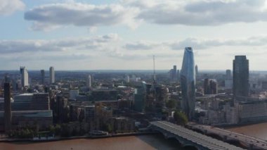 Blackfriars 'da Thames Nehri' nin üzerinde ilerliyorlar. Modern One Blackfriars gökdeleni rıhtımda su üzerindeki köprülerde. Londra, İngiltere