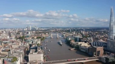 Thames Nehri 'nin üzerinde ilerliyorlar. HMS Belfast müze gemisi ve ünlü Tower Bridge 'in havadan görüntüsü. Şehrin panoramik hava manzarası. Londra, İngiltere