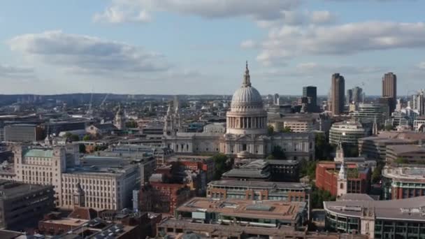 Snímek a pan záběry známé historické barokní katedrály sv. Pavla na Ludgate Hill. Slunečné odpoledne ve městě. Londýn, Velká Británie — Stock video