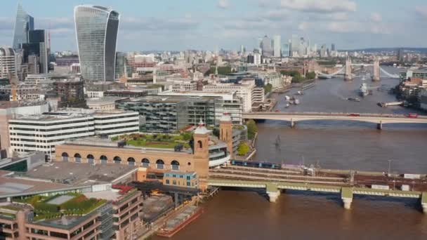 Luta och panorera bilder av Cannon Street tågstation. Tåg står på plattformar i station vid vattnet. Flygfoto över flodstranden. London, Förenade kungariket — Stockvideo