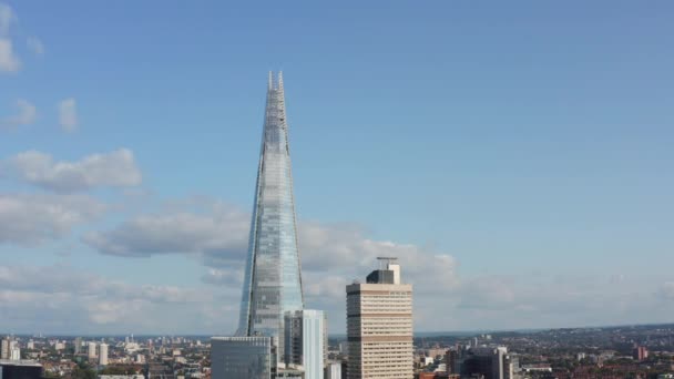 Verhoogd zicht op futuristisch design kantoorgebouw in de stad tegen de blauwe lucht met wolken. De Shard wolkenkrabber met glazen gevel. Londen, Verenigd Koninkrijk — Stockvideo