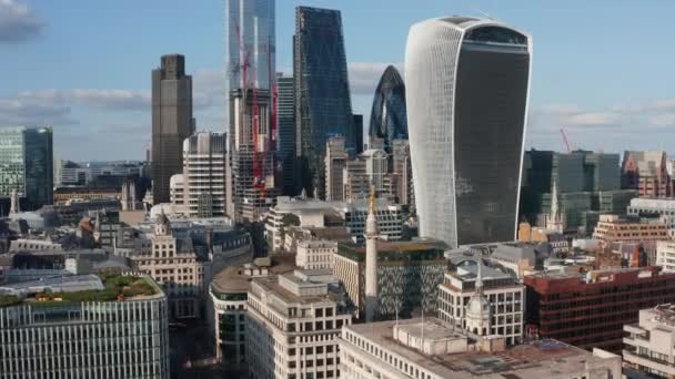 En avant voler au-dessus de la ville. Groupe de grands immeubles de bureaux modernes dans le centre d'affaires. Iconique Le Walkie Talkie gratte-ciel avec ciel jardin sur le dessus. Londres, Royaume-Uni — Video