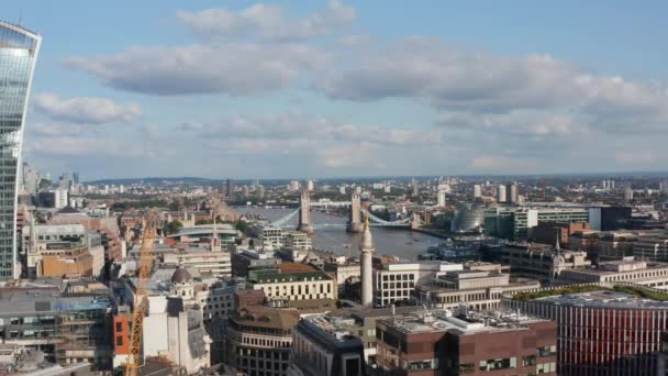 Letecký pohled na budovy kolem řeky Temže u mostu Tower. Posuvné odhalují vysokou futuristickou kancelářskou budovu s nebeskou zahradou na vrcholu. Londýn, Velká Británie — Stock video