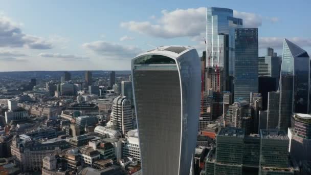Voe em torno do arranha-céu Walkie Talkie, alto edifício comercial icônico futurista moderno. Outros arranha-céus no fundo. Revelando edifícios mais baixos no distrito urbano. Londres, Reino Unido — Vídeo de Stock