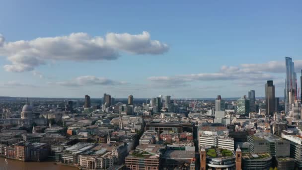 Langzaam vooruit vliegen boven de City of London wijk. Mengsel van oude en historische gebouwen met modern futuristisch design hoge kantoorwolkenkrabbers. Londen, Verenigd Koninkrijk — Stockvideo