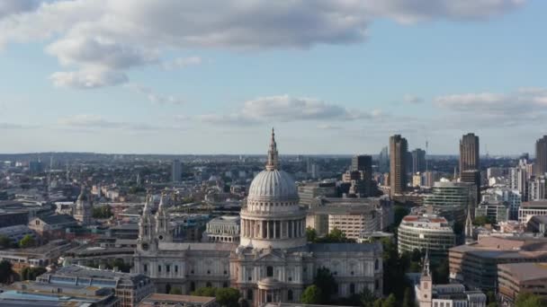 Adelante volar disparo de barroco Catedral de San Pablo. Monumento religioso en Ludgate Hill. Edificios altos y modernos en el fondo. Vista panorámica aérea. Londres, Reino Unido — Vídeo de stock