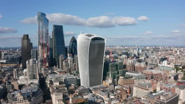 Grupp av skyskrapor i stadens finansdistrikt sticker tydligt ut framför andra byggnader i staden. Moderna glasbelagda kontorstorn. London, Förenade kungariket — Stockvideo