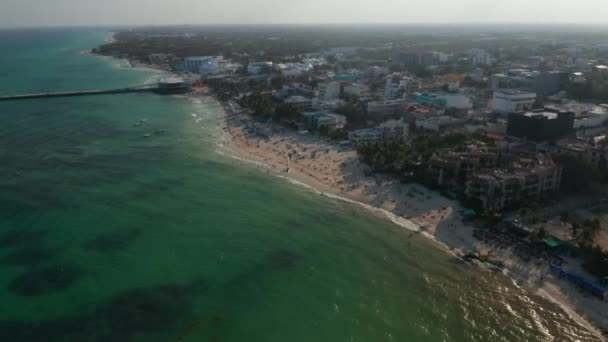 加勒比海沿岸有码头、沙滩和旅馆的空中海滨风景令人垂涎。拔枪 — 图库视频影像
