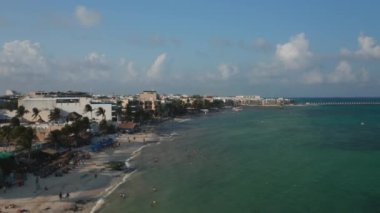 Playa del Carmen, Meksika 'daki Karayip Denizi kıyısında lüks tatil beldeleri. Hava görünümü