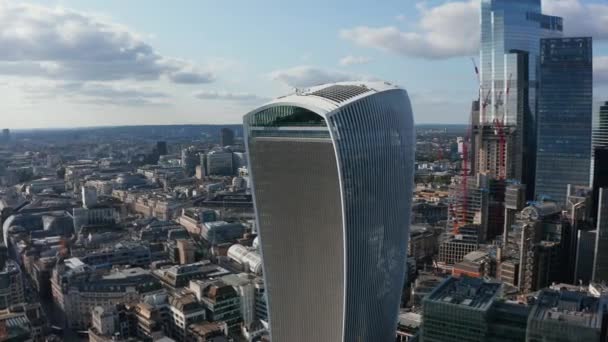 Prezentacja i zdjęcia nowego nowoczesnego drapacza chmur z futurystycznym designem. Wysokie budynki biurowe w centrum finansowo-gospodarczym miasta. Londyn, Wielka Brytania — Wideo stockowe