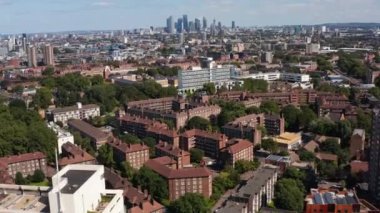 Southwark ilçesindeki tuğladan apartmanların hava manzarası. Şehir merkezindeki gökdelenlerden oluşan bir grup. Londra, İngiltere