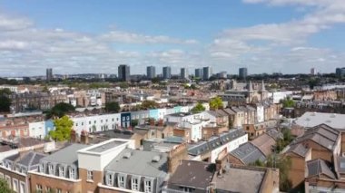 Şehir binalarının yükselişi. Büyük şehrin yerleşim bölgesi. Arka planda bir grup uzun apartman var. Londra, İngiltere