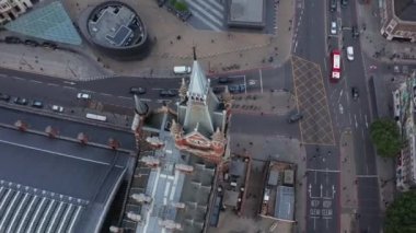 Yol kesişiminin üstündeki tarihi saat kulesinin yüksek açılı döner görüntüsü. St Pancras tren istasyonu ve çevre sokaklar. Londra, İngiltere