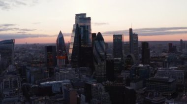 Yüksek gökdelenleri olan modern iş alanının yüksek manzarası. Ofis ve ticari binalar. Londra, İngiltere