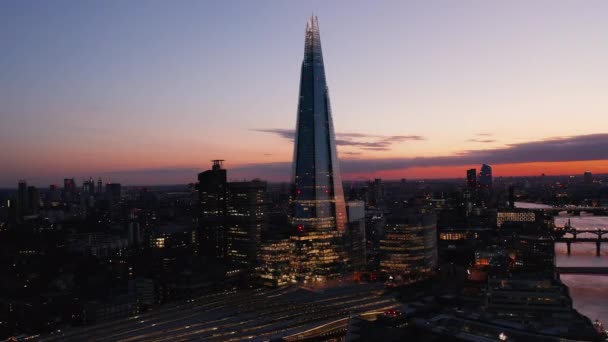 Incredibile serata elevata filmato di grattacielo moderno sulla riva sud del Tamigi. Alto il frammento dopo il tramonto. Londra, Regno Unito — Video Stock