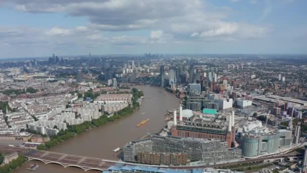 Thames Nehri kıyısındaki eski kömür yakan Battersea Enerji İstasyonu ve civardaki modern apartman evleri. Başkentin havadan panoramik görüntüsü. Londra, İngiltere — Stok video