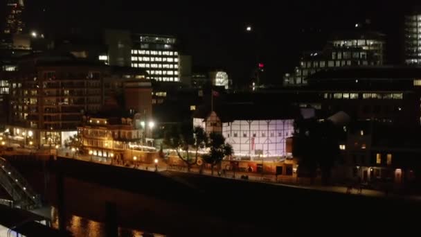 Adelante volar a la orilla iluminada. Vista aérea nocturna de los edificios de la ciudad. Gente caminando por la calle. Londres, Reino Unido — Vídeos de Stock