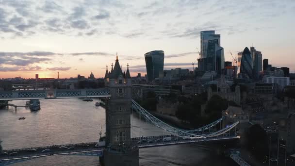 En avant voler au-dessus de la rivière Thames vers l'un des piliers de Tower Bridge. Ciel couchant coloré. Londres, Royaume-Uni — Video