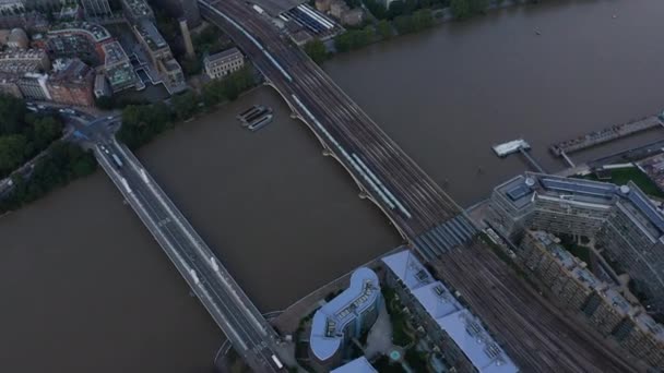 Grosvenor Demiryolu Köprüsü 'nde giden trenlerin yüksek açılı görüntüsü. Thames Nehri 'nin karşısındaki demiryolu trafiğinin havadan görüntüsü. Londra, İngiltere — Stok video