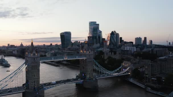 Vista aérea del tráfico de Tower Bridge y altos edificios de oficinas modernos en el centro de negocios de la ciudad. Cielo colorido al atardecer. Londres, Reino Unido — Vídeos de Stock