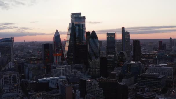 Vue surélevée du quartier des affaires moderne avec de grands gratte-ciel. Immeubles de bureaux et commerciaux en soirée. Londres, Royaume-Uni — Video