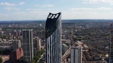 Strata gökdeleninin yükseltilmiş görüntüsü. Elephant ve Castle 'daki çok katlı apartman. Rüzgar türbinleri yapının üst kısmına entegre edildi. Londra, İngiltere
