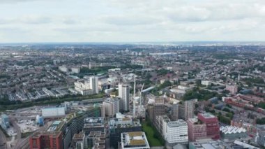 Modern yerleşim bölgesinin çok katlı apartmanlı havadan çekilmiş görüntüleri. Büyük şehrin panoramik manzarası. Londra, İngiltere