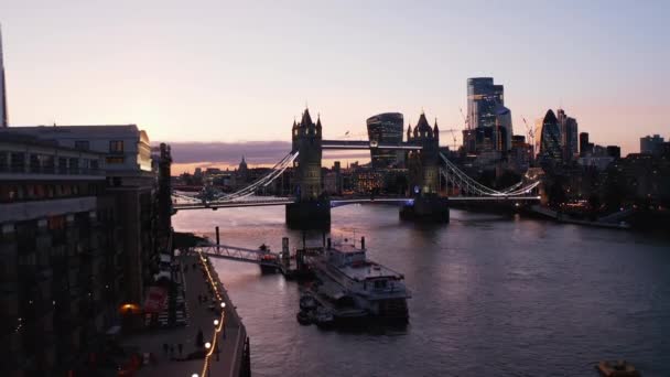 Images d'atterrissage sur la promenade riveraine. Les gens apprécient la soirée. Tower Bridge et gratte-ciel du centre-ville contre le crépuscule. Londres, Royaume-Uni — Video