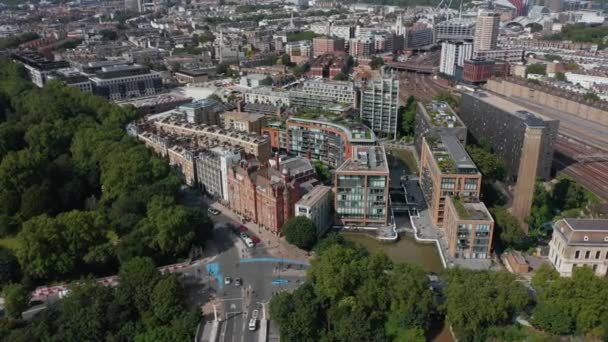 Slide and pan footage of block of apartment buildings in Chelsea. Tráfego baixo na estrada que conduz ao redor. Londres, Reino Unido — Vídeo de Stock