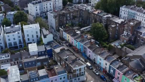 Luchtfoto van rij huizen met verschillende kleuren gevel. Straten van de stedelijke buurt. Londen, Verenigd Koninkrijk — Stockvideo