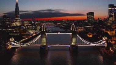 Aydınlanmış Kule Köprüsü 'nün görüntülerini geri al. Renkli alacakaranlık gökyüzüne karşı şehrin muhteşem akşam manzarası. Londra, İngiltere