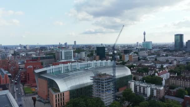 Un'orbita attorno alla gru a torre in cantiere. Edificio moderno del Francis Crick Institute. Londra, Regno Unito — Video Stock