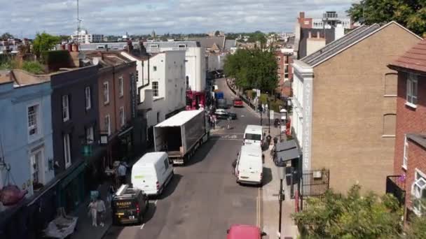 Vola sulle strade del quartiere urbano. Pedoni che camminano lungo furgoni e auto parcheggiate. Scarico camion. Londra, Regno Unito — Video Stock