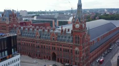 St Pancras tren istasyonu ve otelinin heybetli kırmızı tuğlalı tarihi binasının iniş görüntüleri. Londra, İngiltere