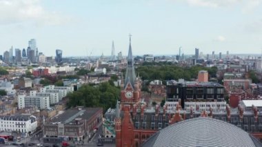 Camden ilçesindeki St. Pancras tren istasyonundaki kule saatinin yükselen görüntüsü. Caddelerdeki trafik görüntülerini indirin. Londra, İngiltere
