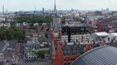 Saat kulesinin etrafında uç. Camden ilçesindeki St. Pancras tren istasyonunun tarihi binası. Şehrin havadan panoramik görüntüsü. Londra, İngiltere