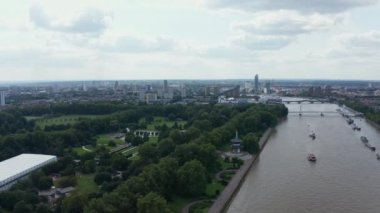 Thames nehri kıyısındaki Londra Barış Pagoda 'sı ve yeşil parkın havadan görünüşü. Hava bulutlu. Londra, İngiltere