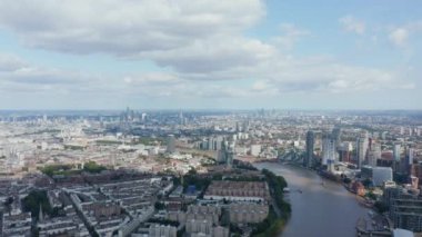 Şehrin havadan panoramik manzarası. Yerleşim bölgeleri ticaretle iç içe geçmiştir. Konutlar ve yüksek ofis binaları. Londra, İngiltere