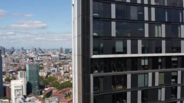 Üstünde rüzgar türbinleri olan Strata gökdeleninin yükselen görüntüleri. Şehir merkezindeki modern gökdelenleri gözler önüne seriyor. Londra, İngiltere