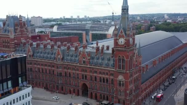Descending aerial footage of majestic red brick historic building of St Pancras train station and hotel. London, UK — Stock Video