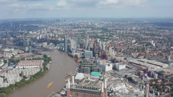Flygfoto över storstaden. Höga kontors- och lägenhetsbyggnader i Thames flod södra strand. Historisk byggnad av före detta kolkraftverk. London, Förenade kungariket — Stockvideo