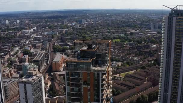 Diapositiva y panorámica de One The Elephant rascacielos parte superior. Vista aérea de la plataforma por encima de la ciudad. Londres, Reino Unido — Vídeos de Stock