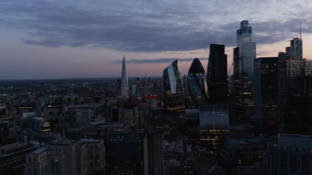 Akşam yükselen modern gökdelenler alacakaranlık gökyüzüne karşı. İş merkezindeki ofis binaları. Londra, İngiltere — Stok video