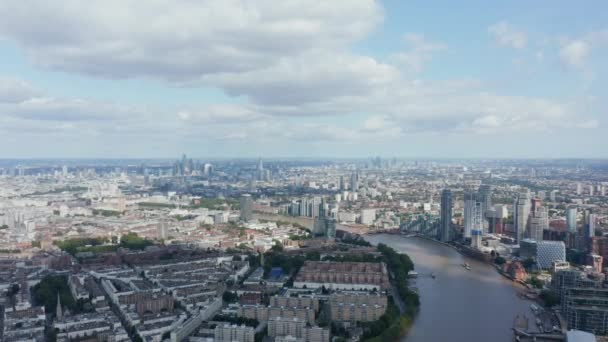 Luftaufnahme der Stadt. Wohnviertel sind mit Gewerbe durchsetzt. Wohnsiedlungen und hohe Bürogebäude. London, Großbritannien — Stockvideo