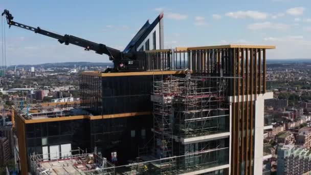 Orbita intorno al cantiere sulla cima di un edificio alto. Ponteggi e gru del tetto del grattacielo. Londra, Regno Unito — Video Stock